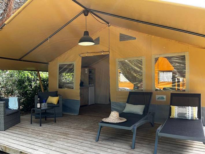Flower Camping Le Mas de Mourgues - Safarizelt 5 personen - Safari Lodge 37 m2 (ohne Sanitäranlagen), 2 Zimmer, überdachte Terrasse 1/5 Pers. in Vauvert, Mittelmeerküste (Frankreich)