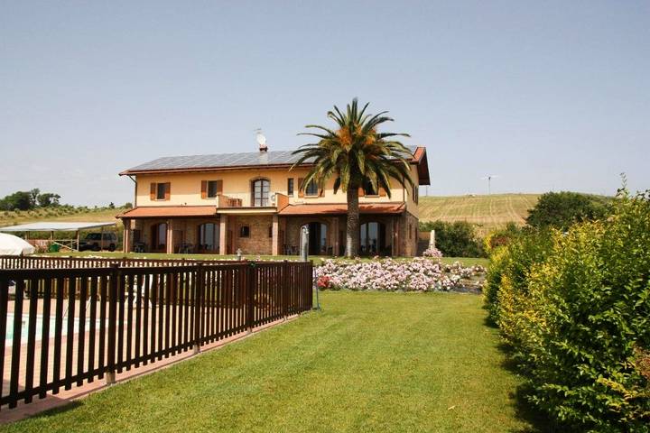 Agriturismo per 6 persone, con Terrazza e Giardino nonché Piscina e Panorama a Rosignano Marittimo