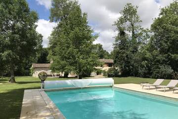 Location de vacances pour 22 personnes, avec jardin, animaux acceptés à Lalandusse