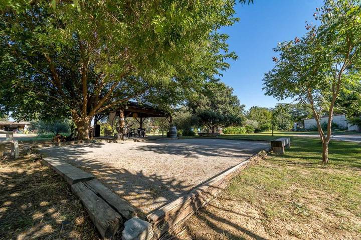 Gîte pour 4 personnes, avec piscine ainsi que terrasse et jardin, adapté aux familles à Codognan - 2
