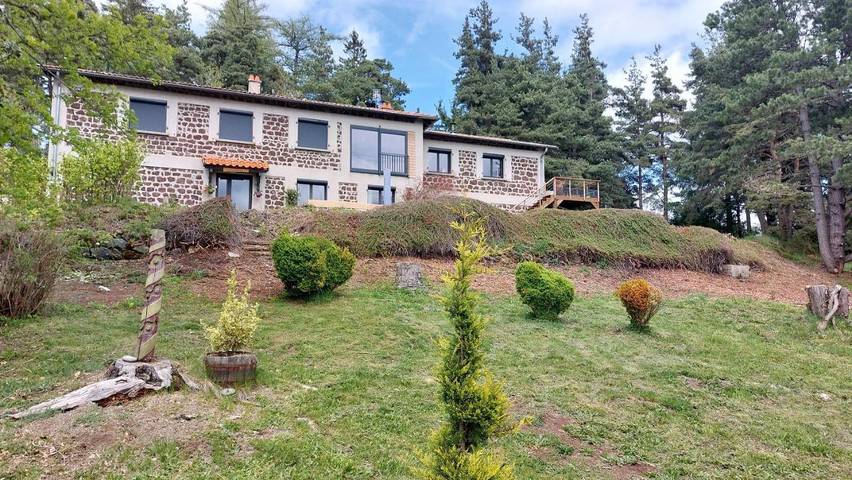 Location de vacances pour 6 personnes, avec sauna ainsi que jardin et vue, animaux acceptés à Allègre