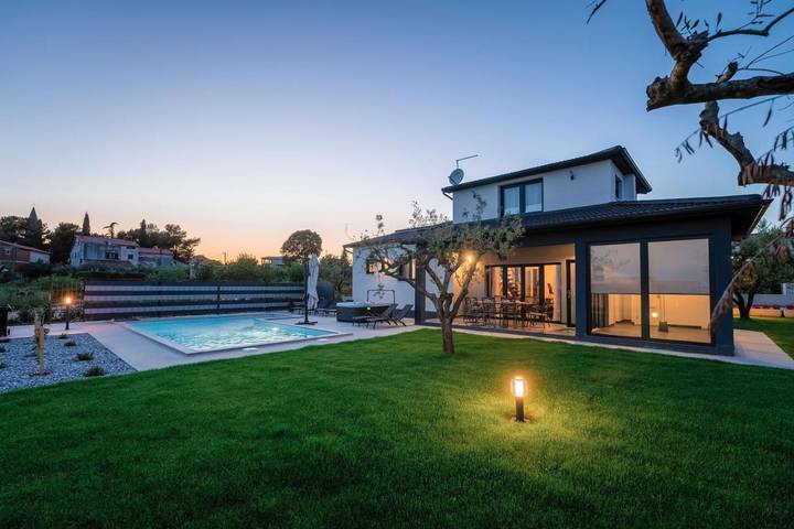 Ferienhaus für 6 Personen, mit Balkon und Whirlpool sowie Pool in Kastelir