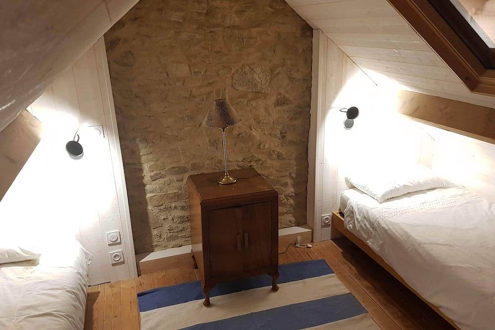 House, Central Village location, near cafe/boulangerie, 300m from coast. in Saint-Armel, Côte des Mégalithes