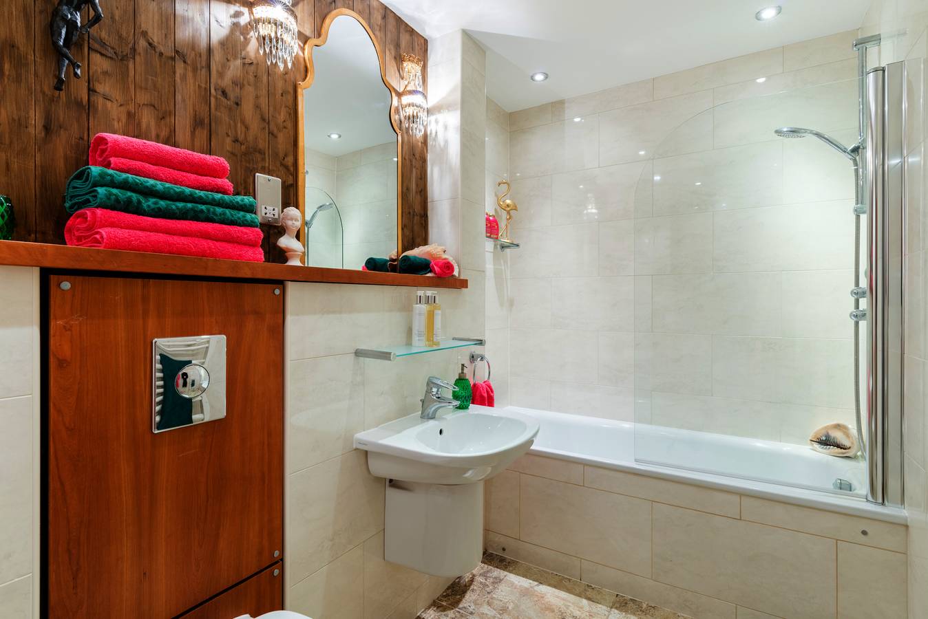 Entire vacation apartment, Quirky 1 Bedroom Apartment next to Holyrood Palace in Edinburgh, Edinburgh and Lothian