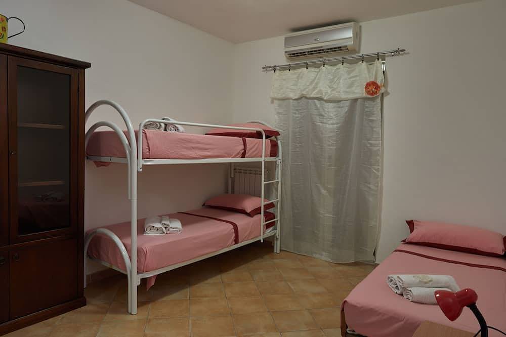 Ganze Wohnung, Zwei Zimmer in schöner Residenz auf 250 m vom Ionischen Meer, Badolato, Kalabrien in Badolato, Catanzaro Provinz