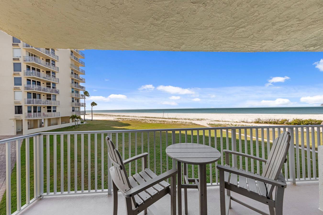 Ganze Wohnung, Beachfront w/ Stunning Views – Modern + Bright in Fort Myers Beach, Estero Island