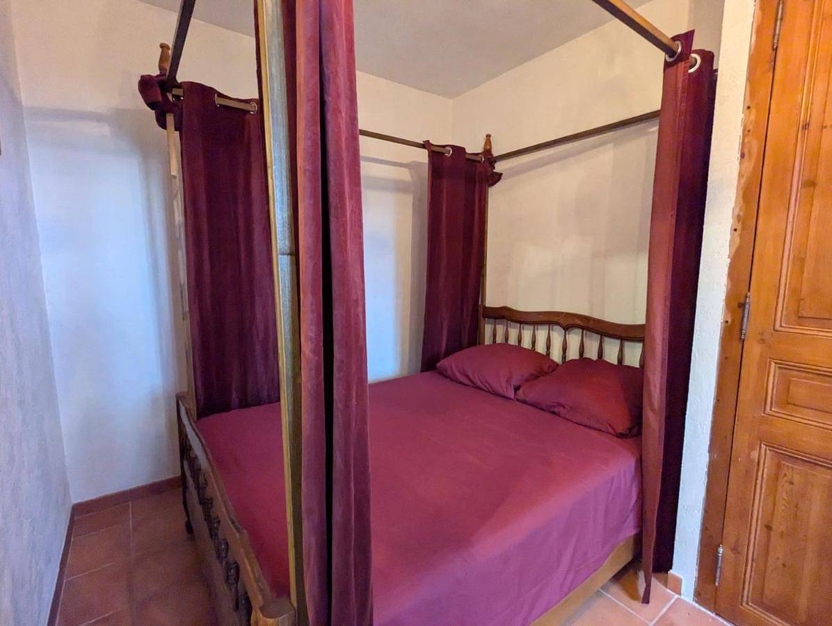 Appartement entier, One-Bedroom Apartment in Cuers, Côte méditerranéenne (France)