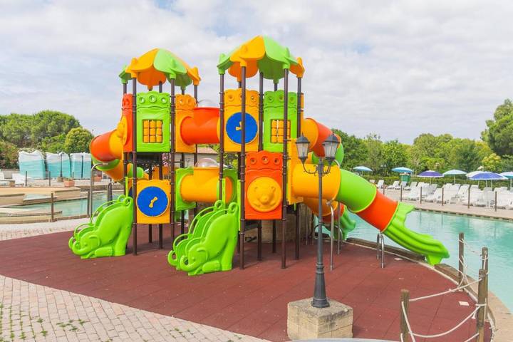 Camping für 6 Personen, mit Kinderpool und Garten sowie Pool in Marina di Bibbona - 4