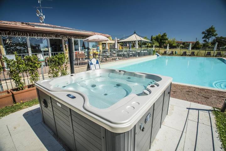 Ferienwohnung für 4 Personen, mit Balkon und Whirlpool sowie Terrasse und Garten in Moniga del Garda