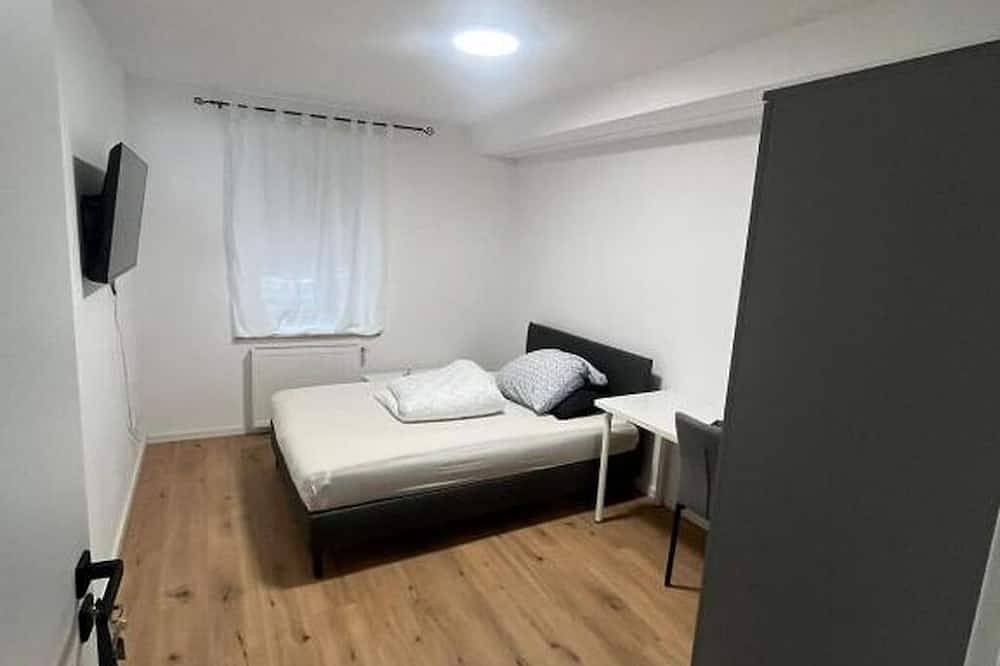 Ganze Wohnung, Kaiserslautern Entire Building  · 8 Rooms · Sleeps 13 · 3 Private Kitchens · Kmc in Kaiserslautern, Saar-Nahe-Bergland