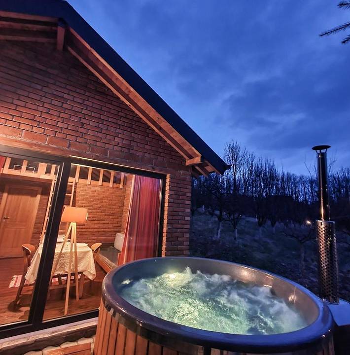 Villa für 8 Personen, mit Balkon und Terrasse sowie Garten und Ausblick in Kosovo