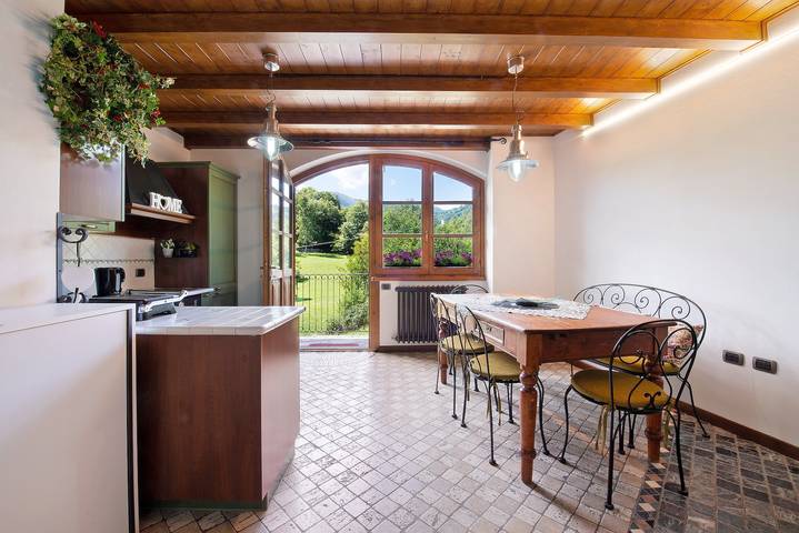 Casa de férias 'Farmhouse Of Grandfather Chek' com vista para a montanha e ar condicionado in Civenna, Município de Bellagio