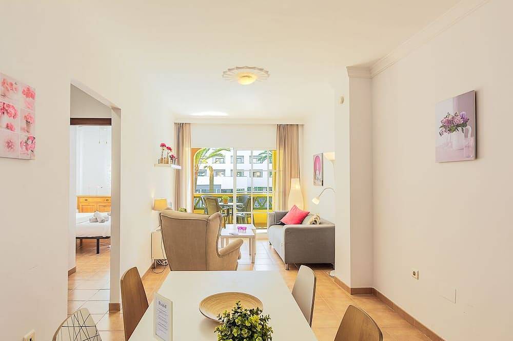 Entire apartment, Beach only 75 meters - centre - Wifi - sea view - international tv - 4 persons in Playa de la Torrecilla, Nerja