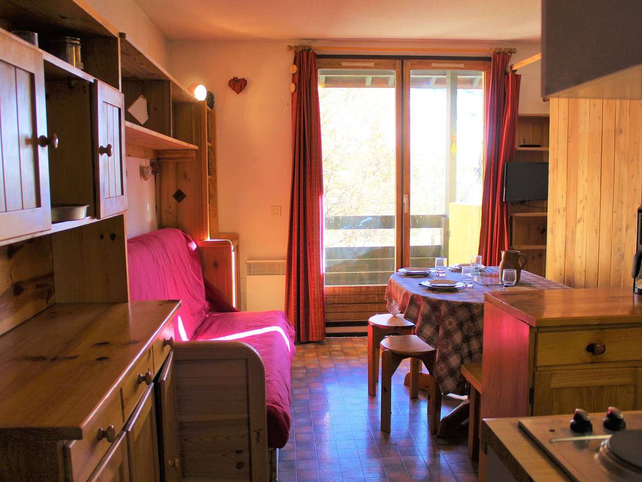 Appartement entier, Studio cosy à Vars Sainte Marie, 4 couchages, balcon sud, à 300m des pistes et commerces in Vars (station de ski), Vars