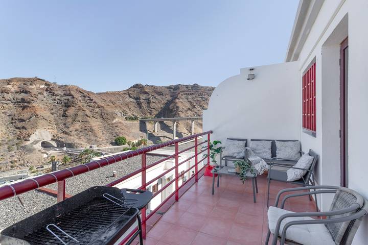 Villa Vacacional 'Big Puerto Rico Streetfront' con Vista a la Montaña, Wi-Fi y Aire Acondicionado in Puerto Rico (Gran Canaria), Mogán
