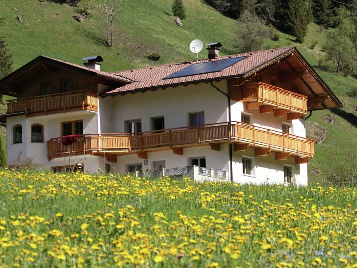 Ganze Wohnung, A well kept holiday home, full of atmosphere and with a wooden decor. in Villgratner Berge, Außervillgraten