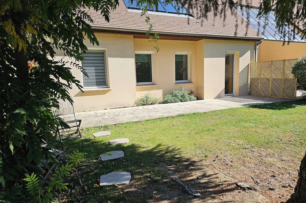 Private Estate with Pool – Apartment + Poolhouse near Versailles & Paris in Neauphle-le-Château, Yvelines