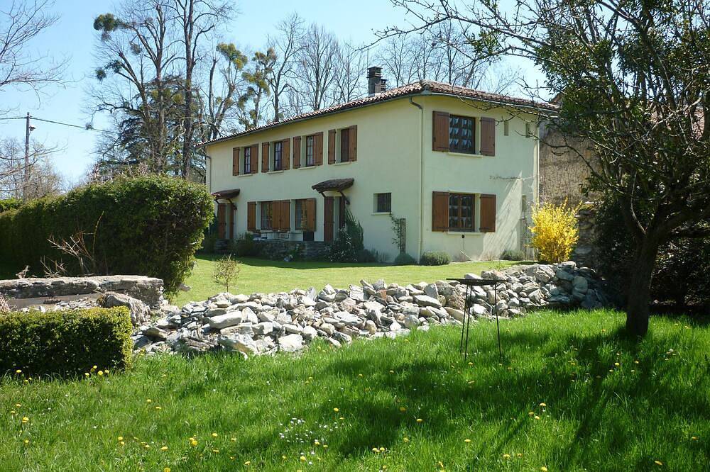 Maison Romarin a beautiful19th  Century Mas  in the foothills of the Pyrenees. in Sauveterre-de-Comminges, Haute-Garonne