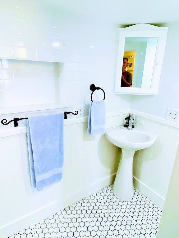 Bill's Landing Luxury Suite with private Hot Tub in Sunshine Coast Regional District