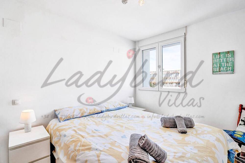 Spacieuse maison de ville de trois chambres avec piscine commune in Montgo, Dénia