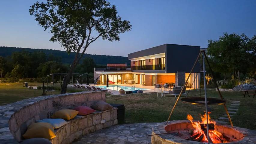 Villa pour 8 personnes, avec jardin et piscine ainsi que jacuzzi et terrasse, animaux acceptés à Sinj - 2