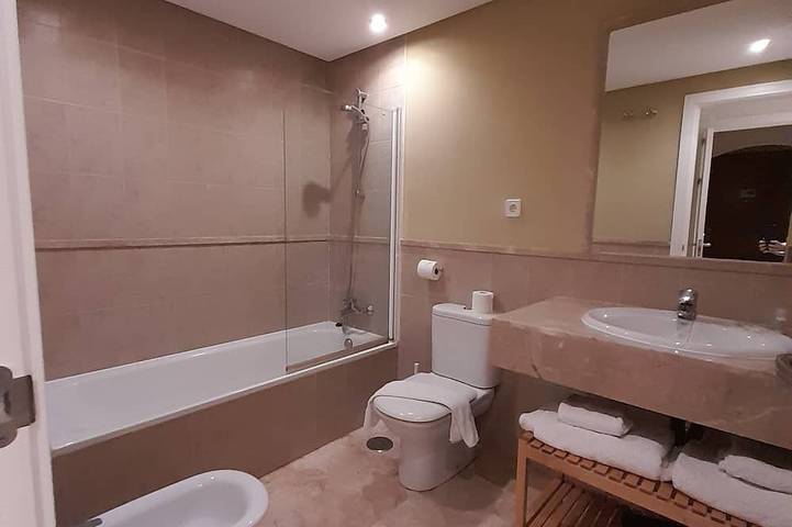 Appartamento intero, Spacious flat, very quiet and with gardens in Albayt Costa Galera Country Club, Estepona