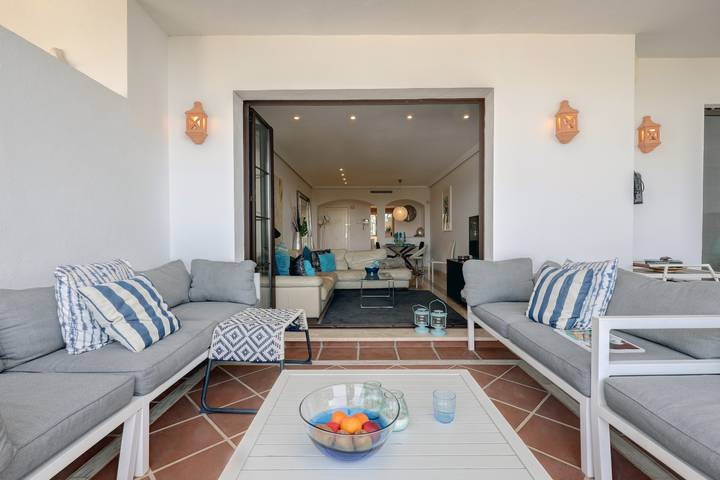 Ganze Wohnung, Ferienwohnung '2 Schlafzimmer mit Blick' mit Meerblick, Wlan und Klimaanlage in Los Arqueros Golf and Country Club, Benahavís
