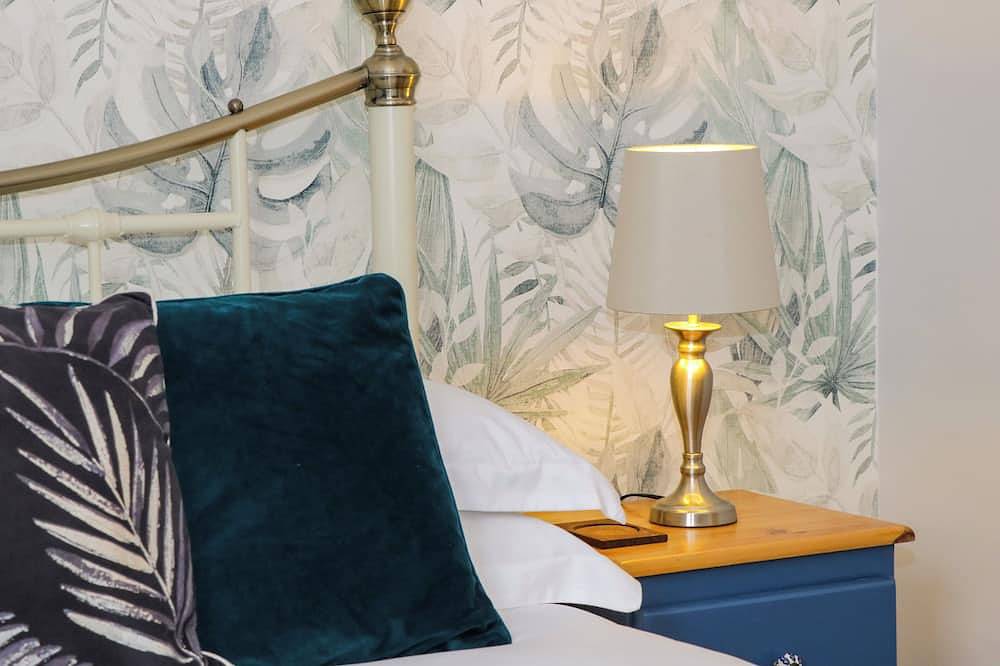 Havens End, pet friendly, character holiday cottage in Conwy in Conwy, Conwy region