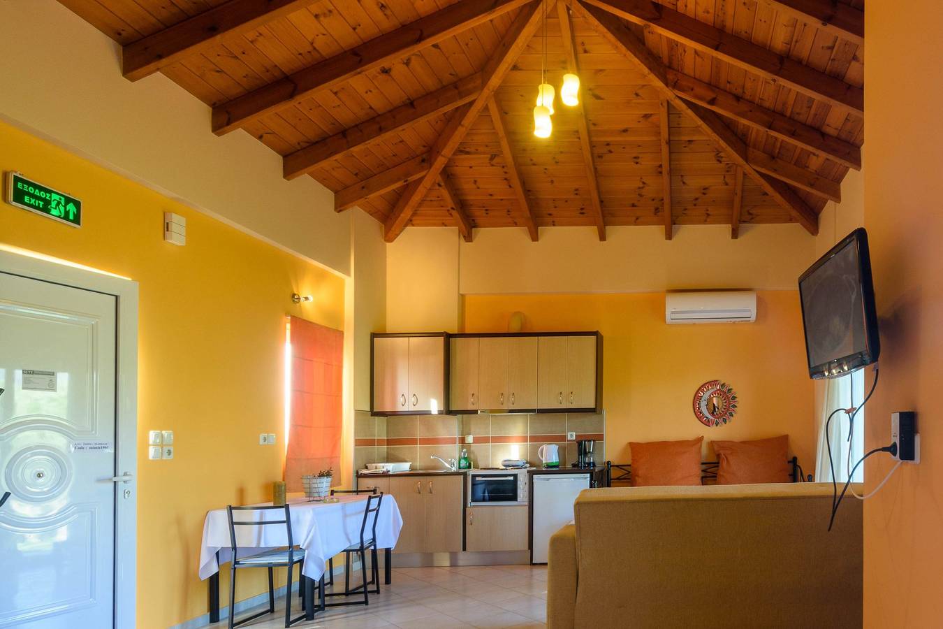 Ganzes Studio, Terpsi Studio 4 - Kyparissia Garden Retreat in Golf von Kyparissia