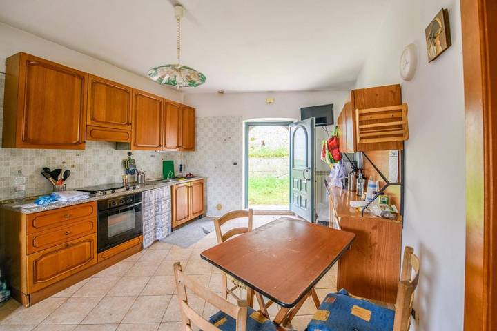 Gîte pour 6 personnes, avec Balcon ainsi que Terrasse et Jardin à Capestrano - 4
