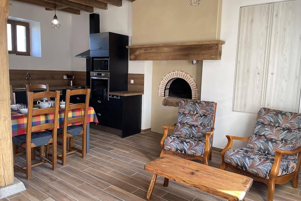 Gîte rustique à la ferme avec 2 chambres, terrasse et activités variées (cheval, rando, culture) in Ygrande, Allier (desambiguación)