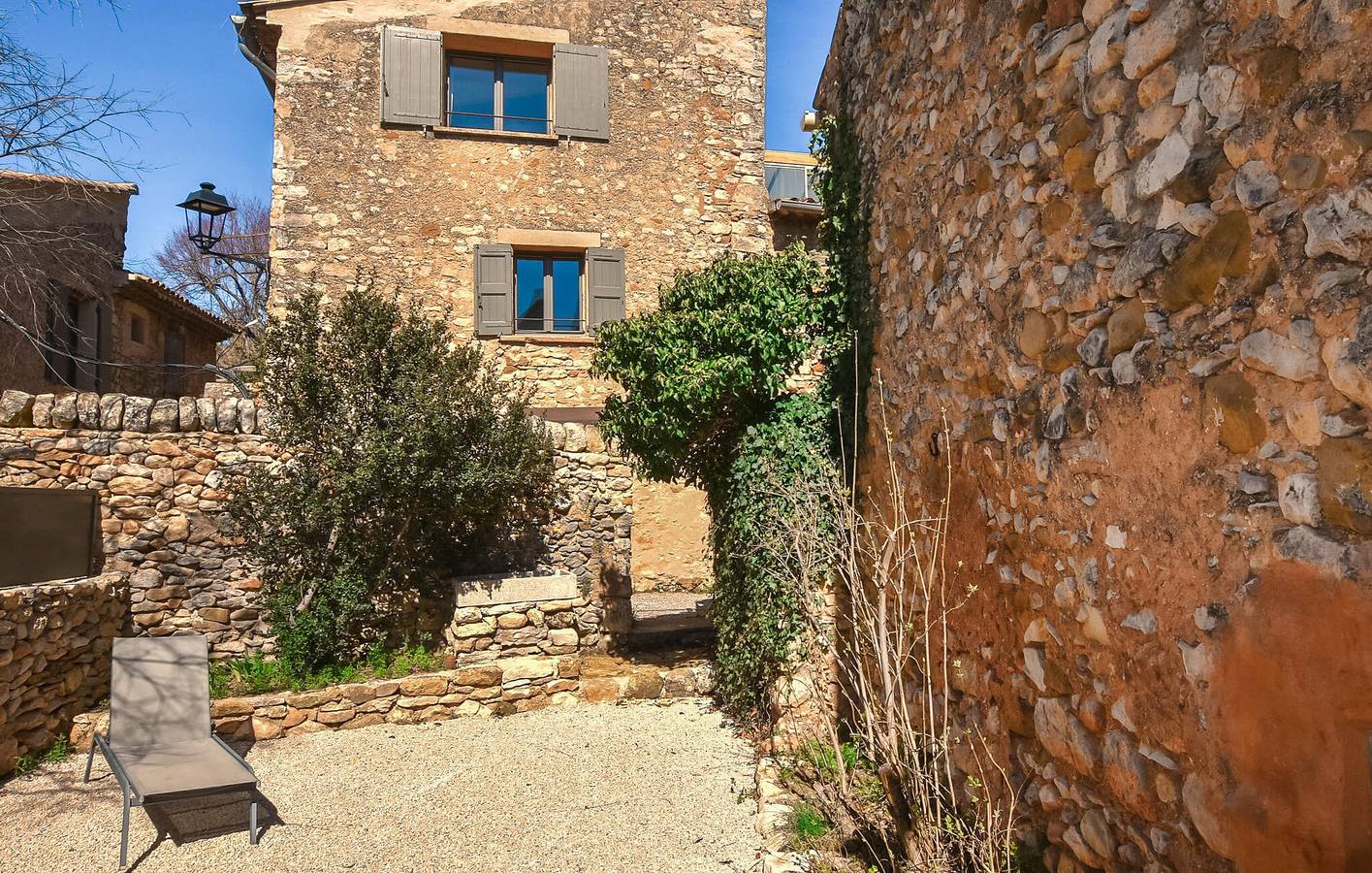 Encantador apartamento de un dormitorio con jardín, wifi y a pocos pasos del centro de Rustrel in Rustrel, Parque natural regional del Luberon