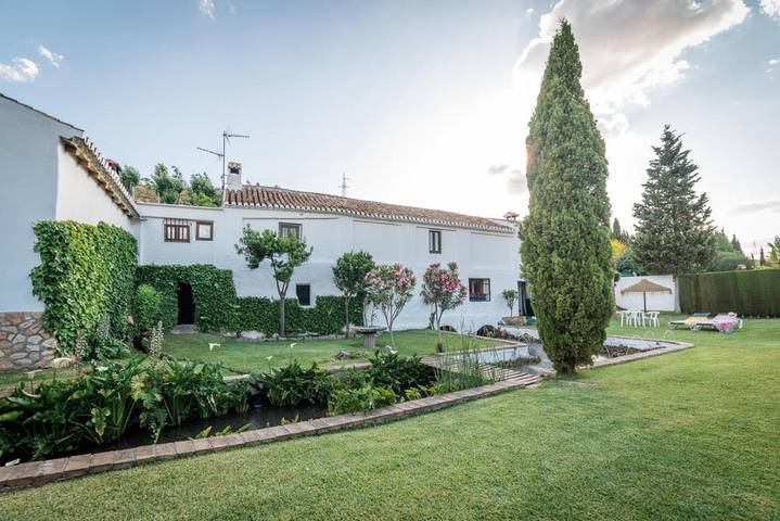 Casa rural para 4 personas, con jardín y vistas al lago además de vistas y piscina en El Padul