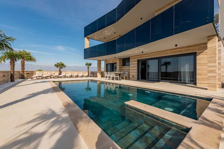 Villa für 10 Personen, mit Garten und Pool, kinderfreundlich in Privlaka