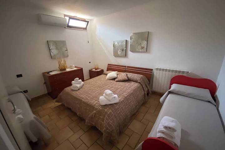Villa Grisi con piscina e giardino indipendente in Partinico, Provincia di Palermo