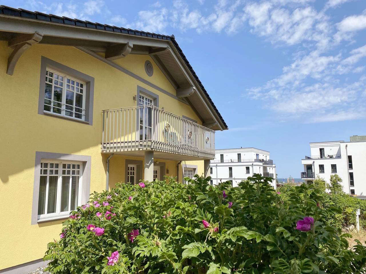 Ganze Ferienwohnung, A: Haus Strandkiefer - in strandnaher Lage - Wohnung 04 mit Kamin, Balkon & Meerblick in Baabe, Rügen
