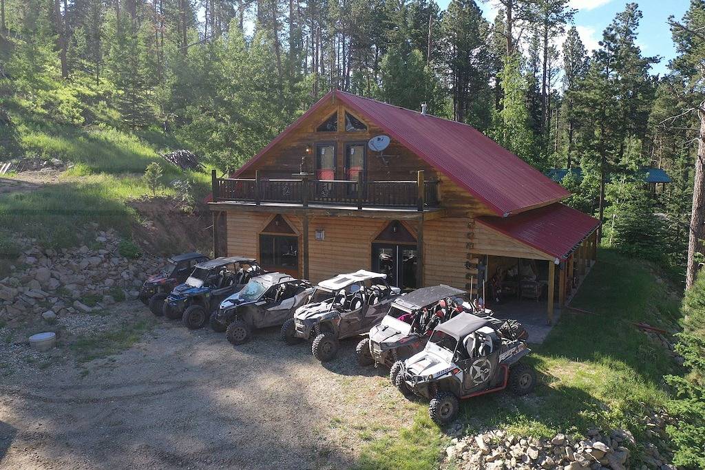 Geräumige Hütte nur wenige Meter vom Highway 85 entfernt und doch abgeschieden mit schöner Aussicht in Black Hills