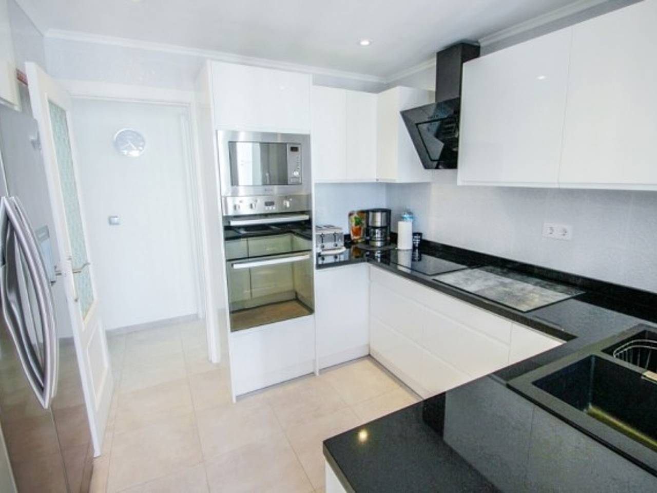 Apartamento entero, Apartamento en Moraira para 4 pers. con A/C, terraza y lavadora, cerca de la playa y comercios in Tabaira, Teulada