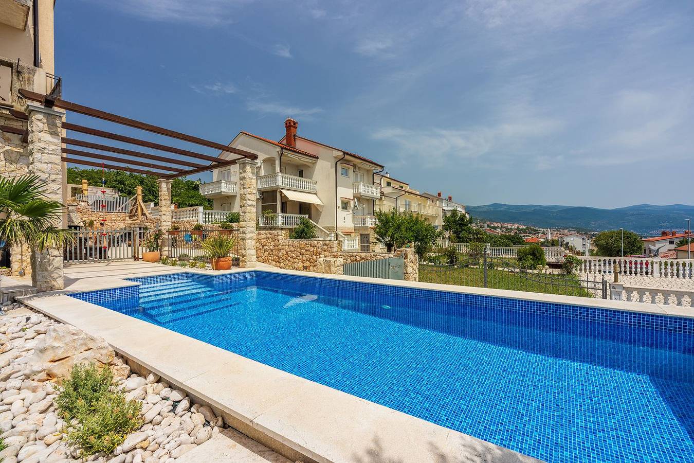 Ganze Wohnung, Modernes Apartment nur 300 Meter zum Strand mit Meerblick, Pool, Grill - hundefreundlich in Novi Vinodolski, Primorje-Gorski Kotar