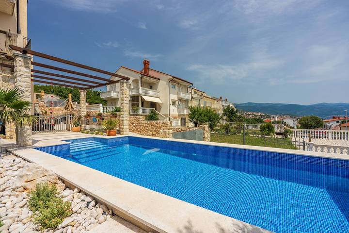 Ferienwohnung für 6 Personen, mit Balkon und Terrasse sowie Garten und Pool in Kvarner Bucht