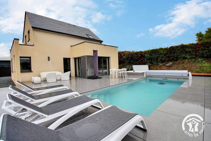 Gîte pour 6 personnes, avec terrasse et jacuzzi ainsi que jardin et piscine à Louannec