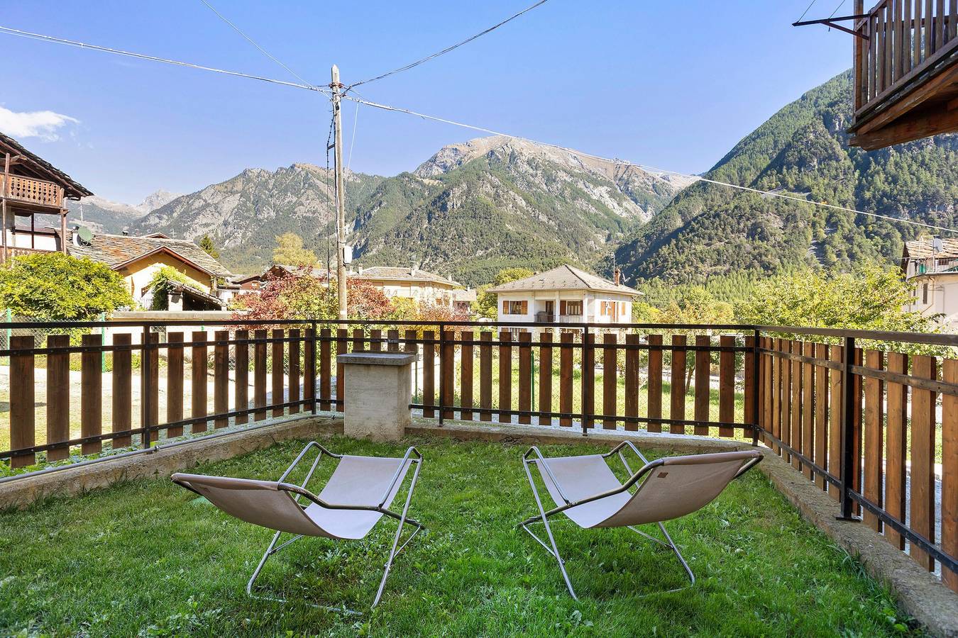 Chalet 'Maison Du Coeur - Bien-être' con vistas a la montaña, terraza privada y Wi-Fi in Challand-Saint-Anselme, Alpes del Valais