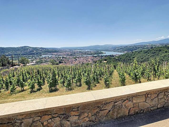Location de vacances pour 3 personnes, avec Terrasse ainsi que Vue et Vue sur le lac à Condrieu