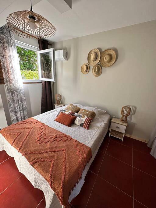 Gîte pour 6 personnes, avec vue ainsi que jardin et piscine dans Anse Mabouyas - 3