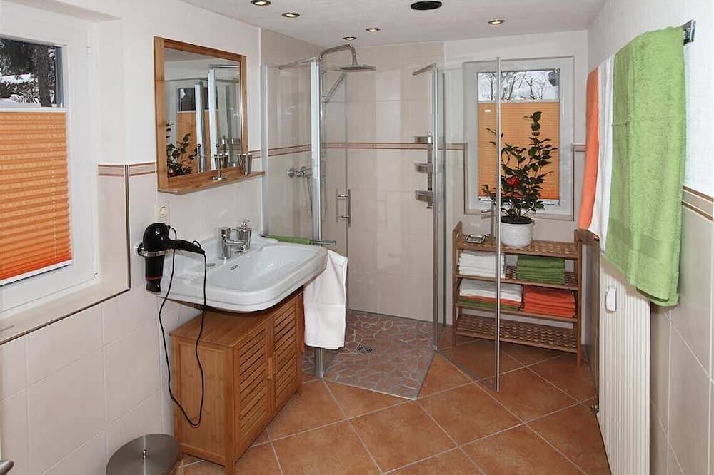 Schoene, liebevoll komplett renovierte Ferienwohnung direkt unter dem Karwendel. in Mittenwald, Bayerische Alpen