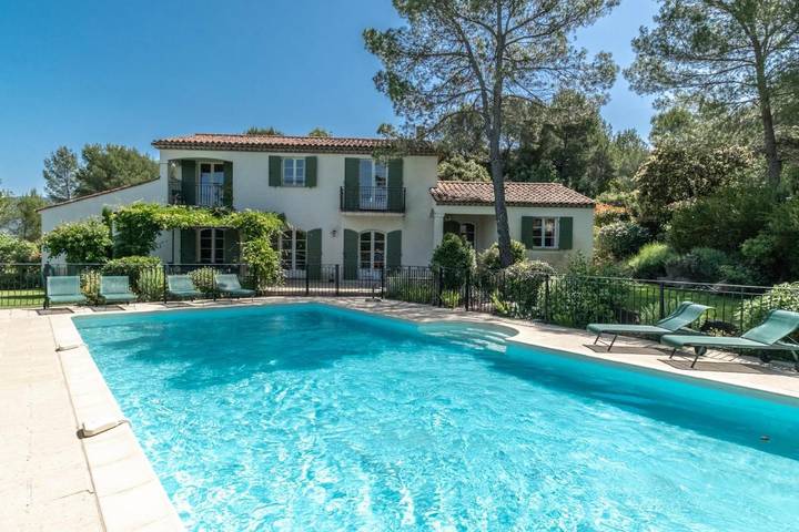 Village de vacances pour 8 personnes, avec jardin et sauna ainsi que piscine et jacuzzi en Provence