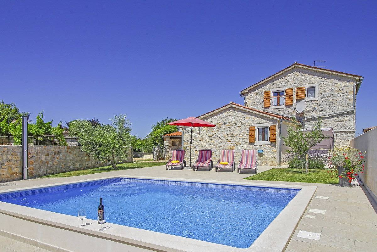Ferienhaus Dolores * eingezäunter Garten, privater Pool, Grill, Wlan in Peruski, Südküste Istrien