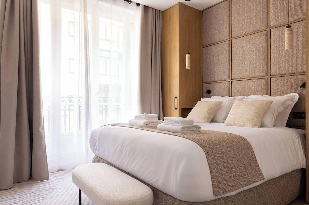 Ganze Wohnung, A Blend Of Minimalist Elegance, Parisian Flair Near Rue Mouffetard-Latin Quarter in Paris, Ile de France