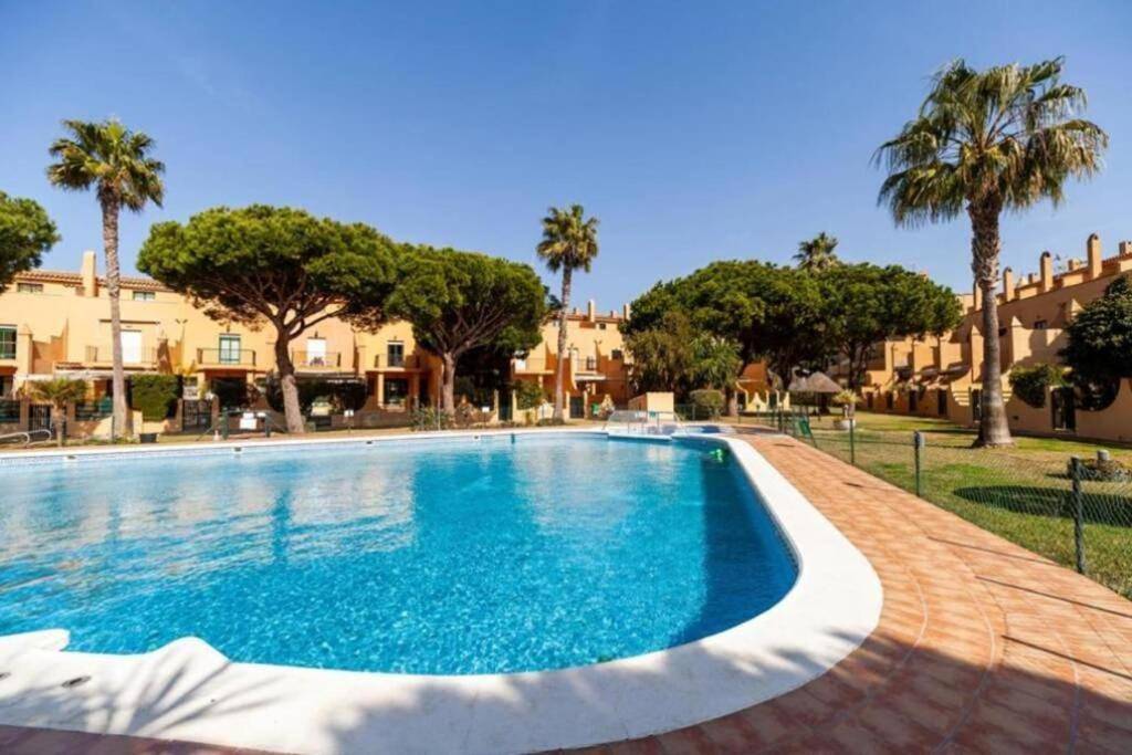 Apartamento entero, Amplio apart con Wifi y Aire Acondicionado a 500 m de la playa La Barrosa in Sancti Petri, Chiclana de la Frontera