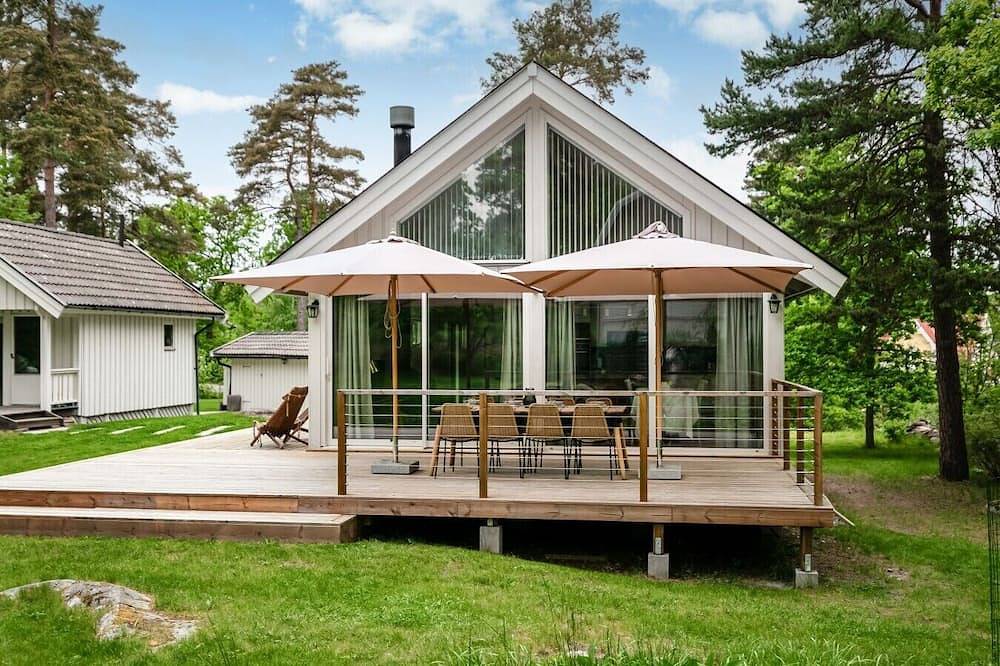 Stylish 3-Bedroom Home by Forest & Swimming Spots in Nacka, Stockholmer Schärengarten